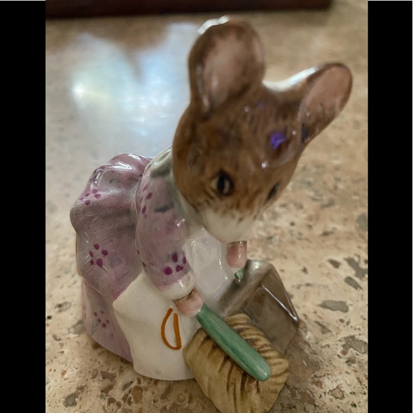 Beatrix Potter figurine Royal Albert Hunca MuncaSweeping - Picture 4 of 7